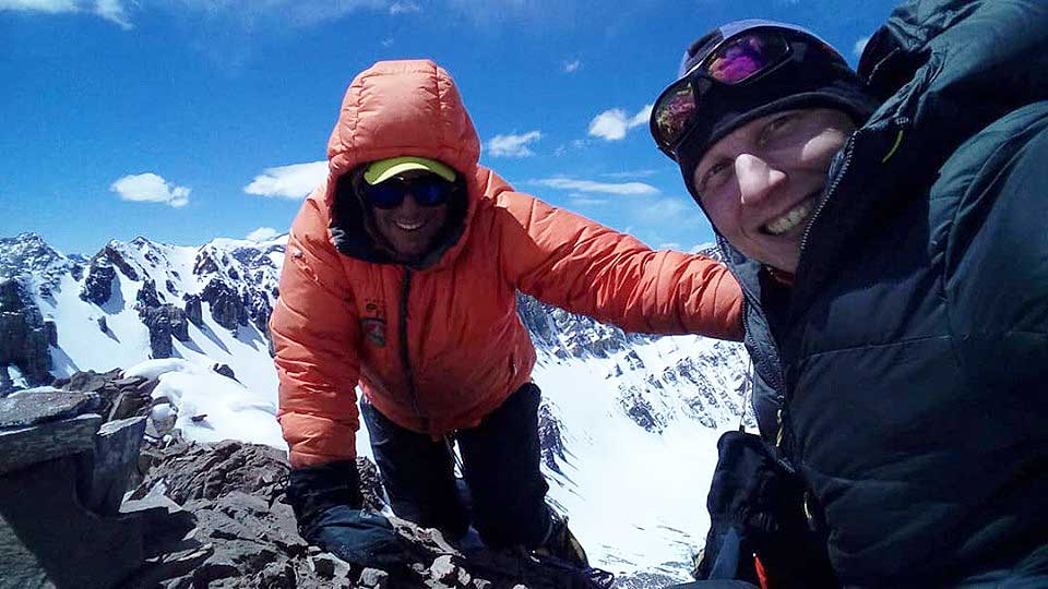 Satisfechos y felices, Ezequiel Dassie y Glauco Muratti pisan por primera vez la cumbre del cerro De los Diablos. (Ph Ezequiel Dassie)