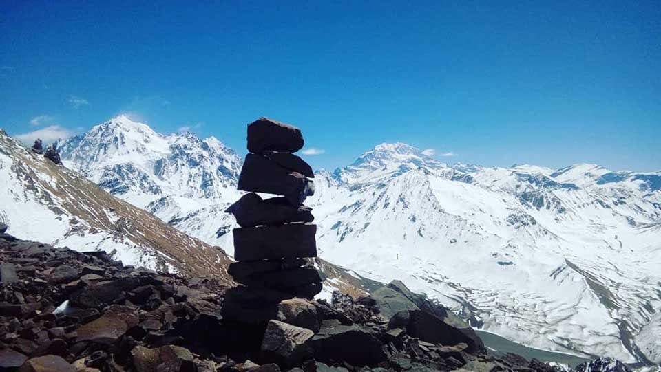 Cerros Gemelos y Aconcagua vistos desde el paso al campo 3, La Cancha, con una hermosa nevada de octubre. (Ph Ezequiel Dassie)