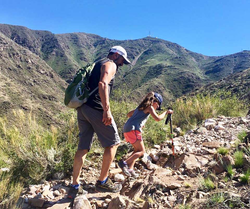 El reconocido guía de montaña Ulises Corvalán y los primeros pasos de su hija en el cerro Arco.