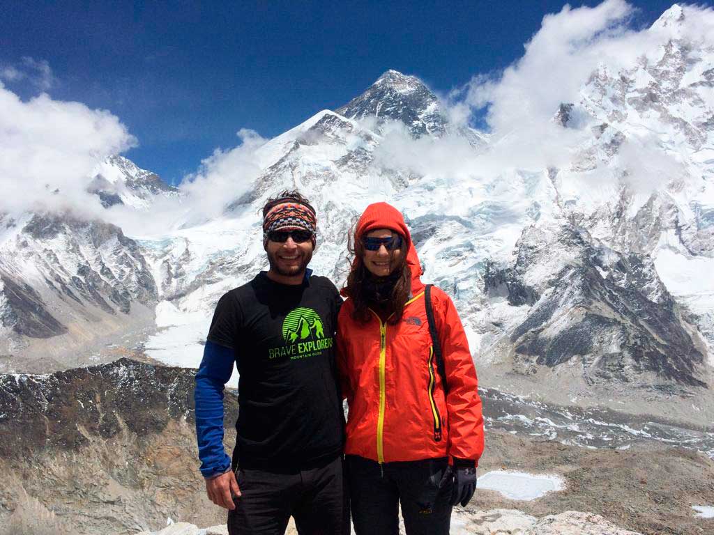 Moeses Fiamoncini y su hermana con Everest de fondo desde el Kalah Pattar.