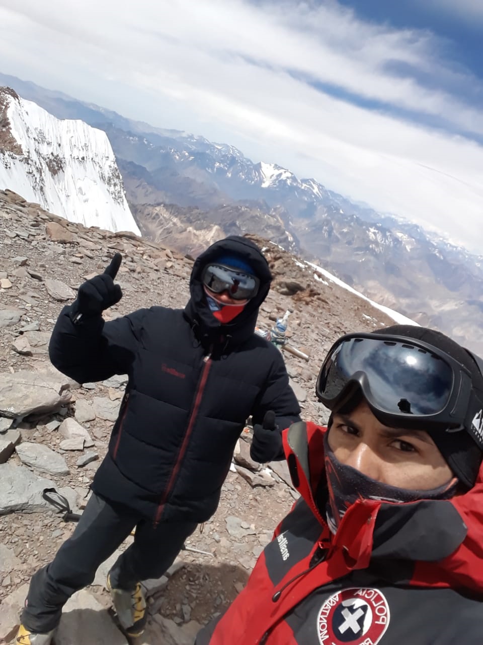 El Oficial Ayudante Alberto Pereyra y el Auxiliar Fabricio Corro coronaron la cima, la primera de la temporada de Aconcagua. 