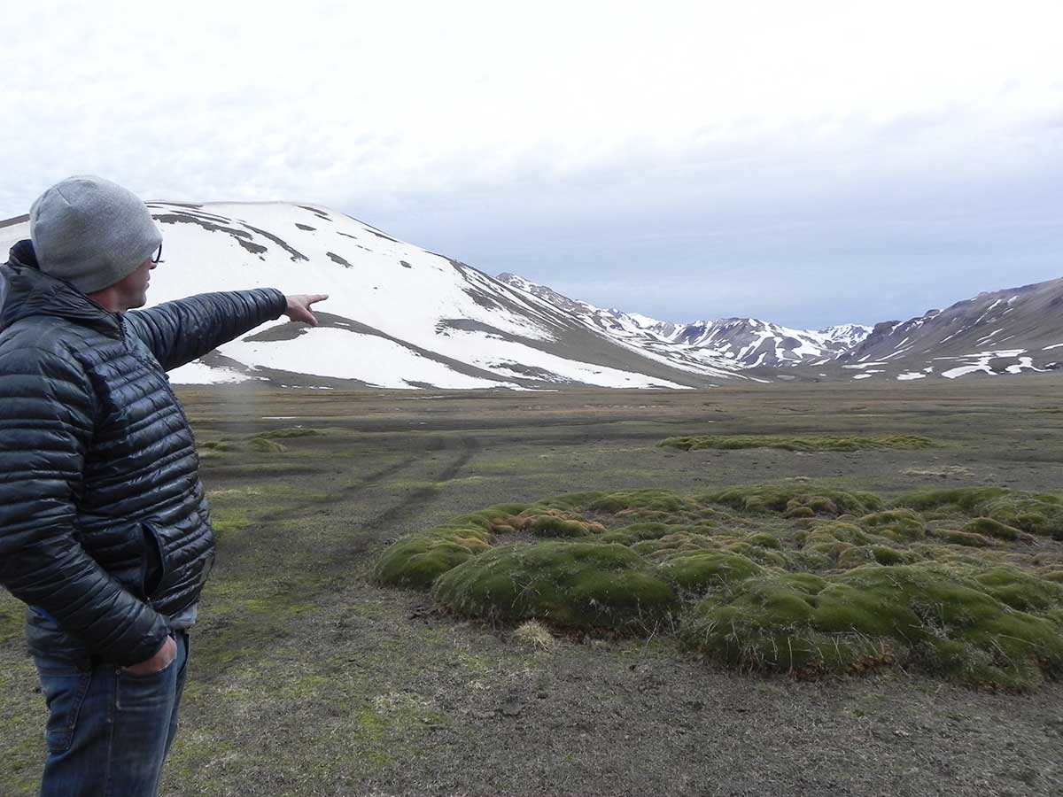 José Béccar Varela, uno de los socios de El Azufre, señala el lugar exacto donde se instalará la base de la estación de ski.