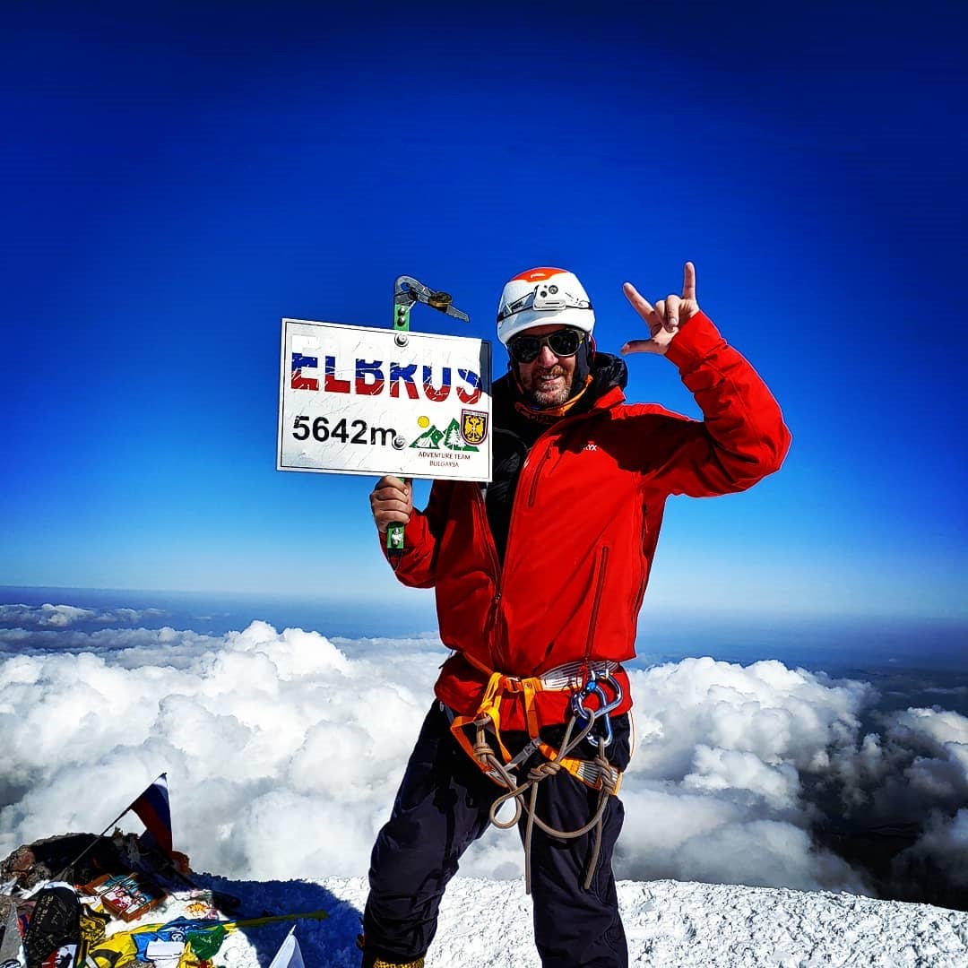 Gregory Slogar en la cumbre del Elbrus, el monte más alto de Europa. El canadiense es un experto montañista. (Ph Instagram)