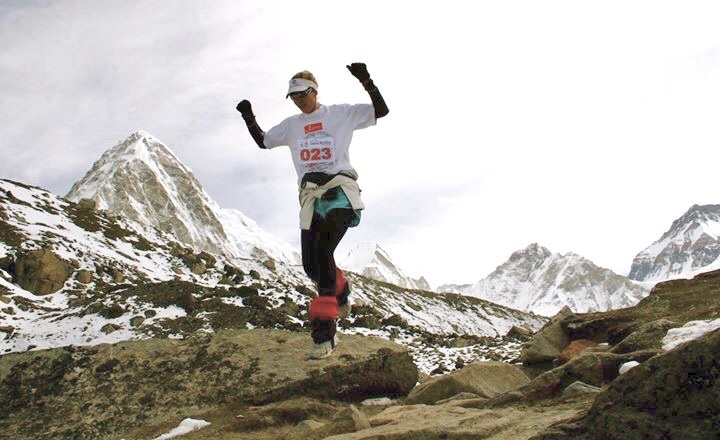 Mia Farrow en 2009 logró el mejor tiempo como mujer extranjera en la maratón de Everest.