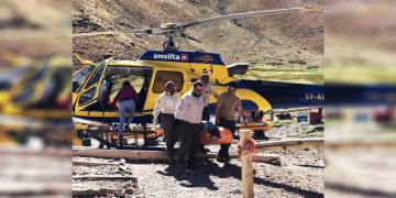 Evacuación en Aconcagua. Ph Prensa Gobierno Mendoza.
