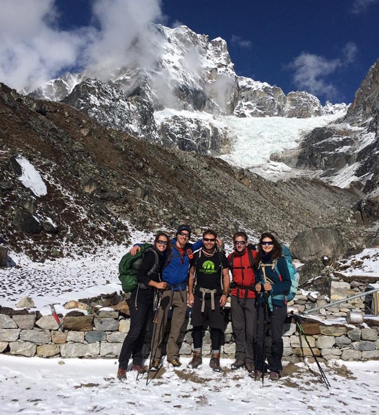 Moeses Fiamoncini liderando un trekking al campo base de Everest.