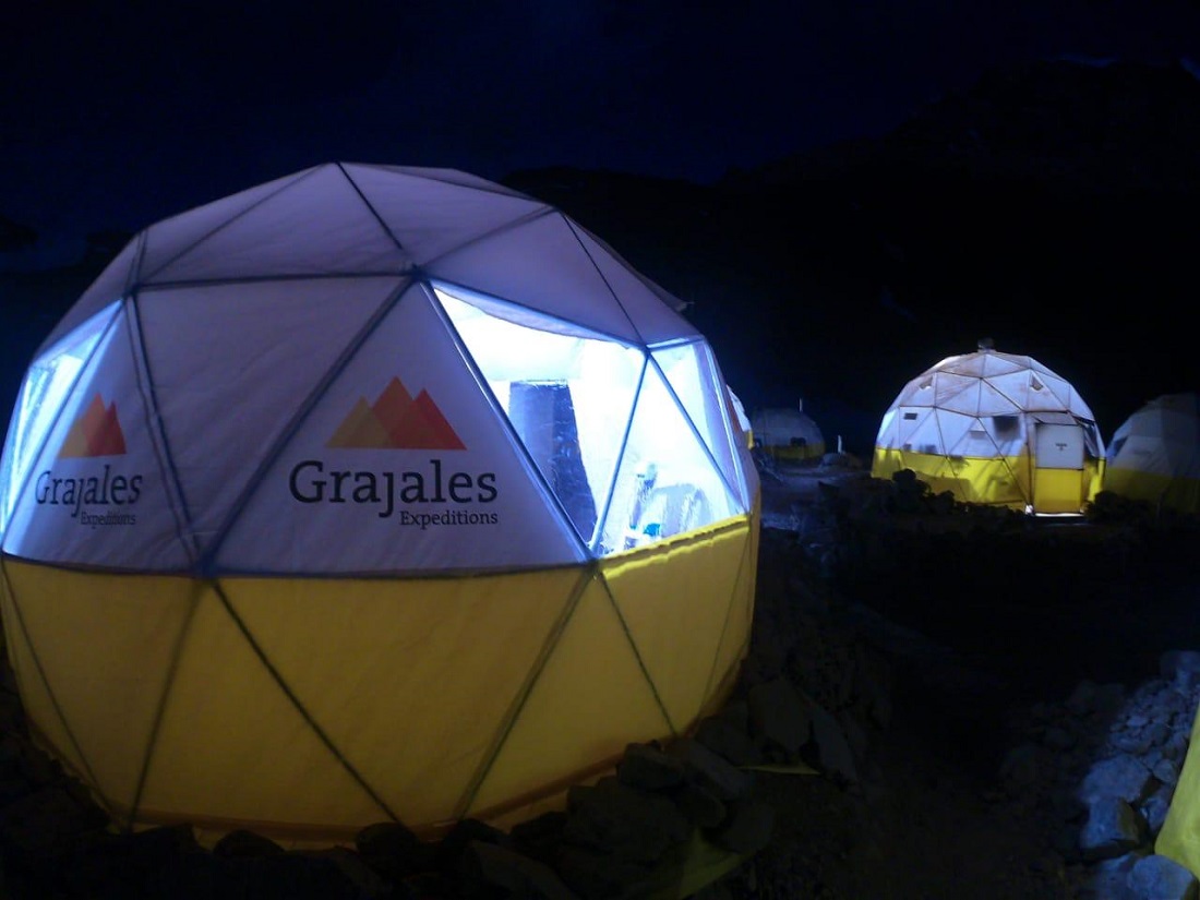 La empresa Grajales y sus característicos domos blancos y amarillos, en el campo Confluencia.