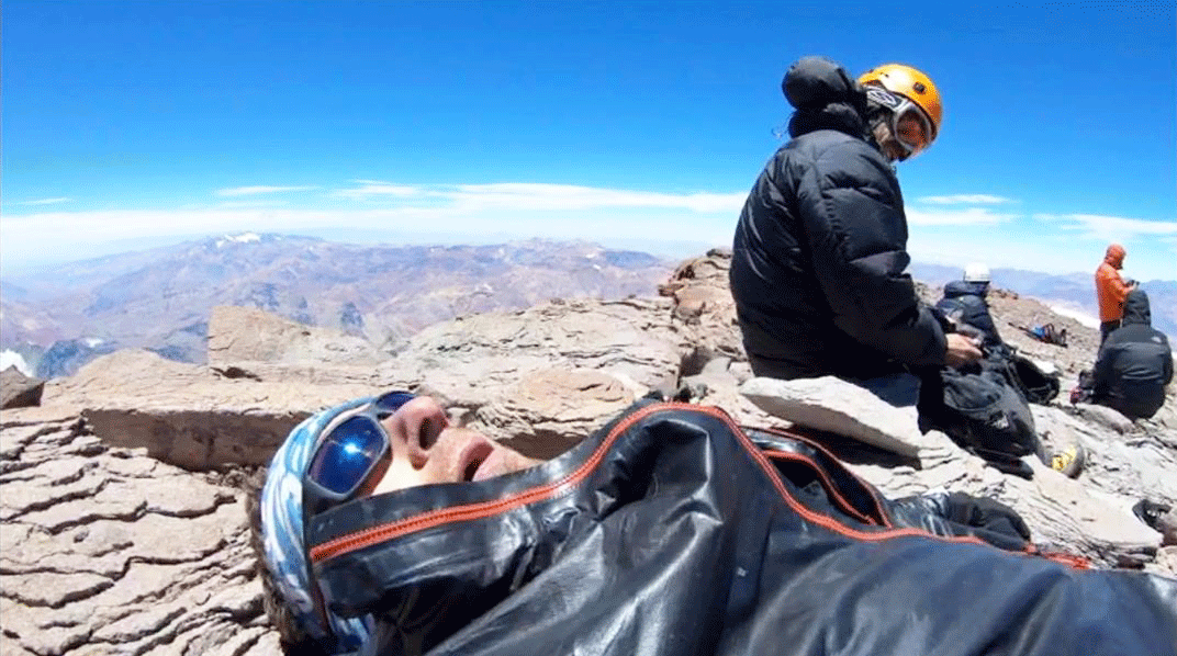 En la cima de Aconcagua, completamente exhausto. A su izquierda el guía de montaña Javier Gutiérrez. (Ph GoPro)