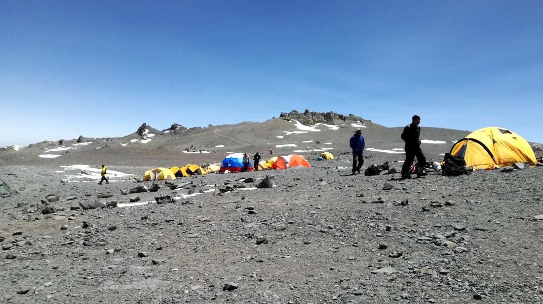 La expedición descansa en Nido de Cóndores en espera del día de cumbre.