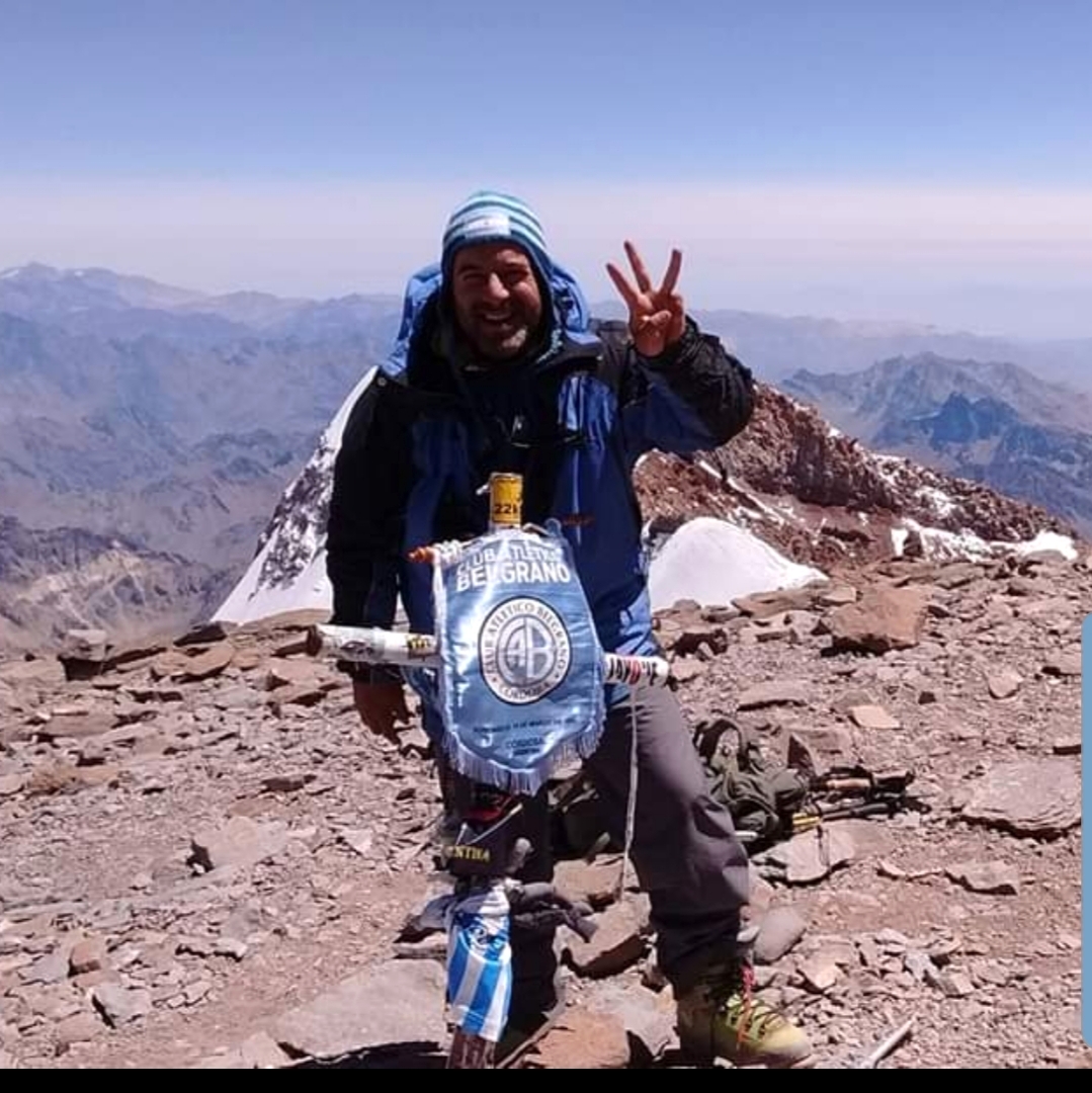 Cumbre de Marcos Toscano, su tercera Seven Summit. Infaltable el banderín de su amado Belgrano de Córdoba.