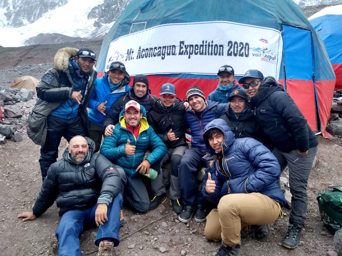 El encuentro de los miembros de la expedición de Alta Gracia con el nepalí Nirmal "Nims" Purja y su equipo, en Plaza de Mulas.