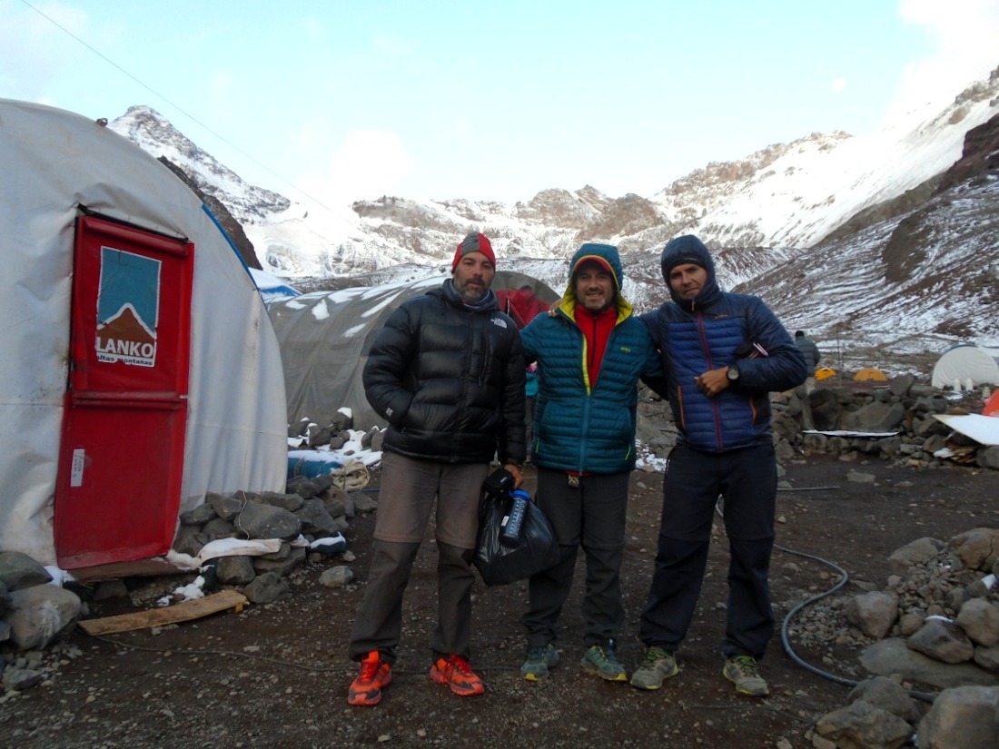 Adrián Camerano, Marcos Toscano y Aníbal Almada, los 3 miembros de la expedición "low cost" de Alta Gracia, Córdoba.