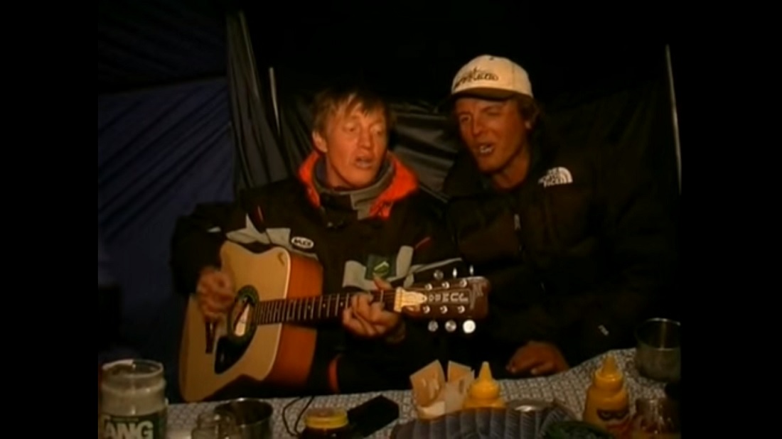 Denis Urubko hace algunos años cantando en italiano con Simone Moro, en algún campo base.