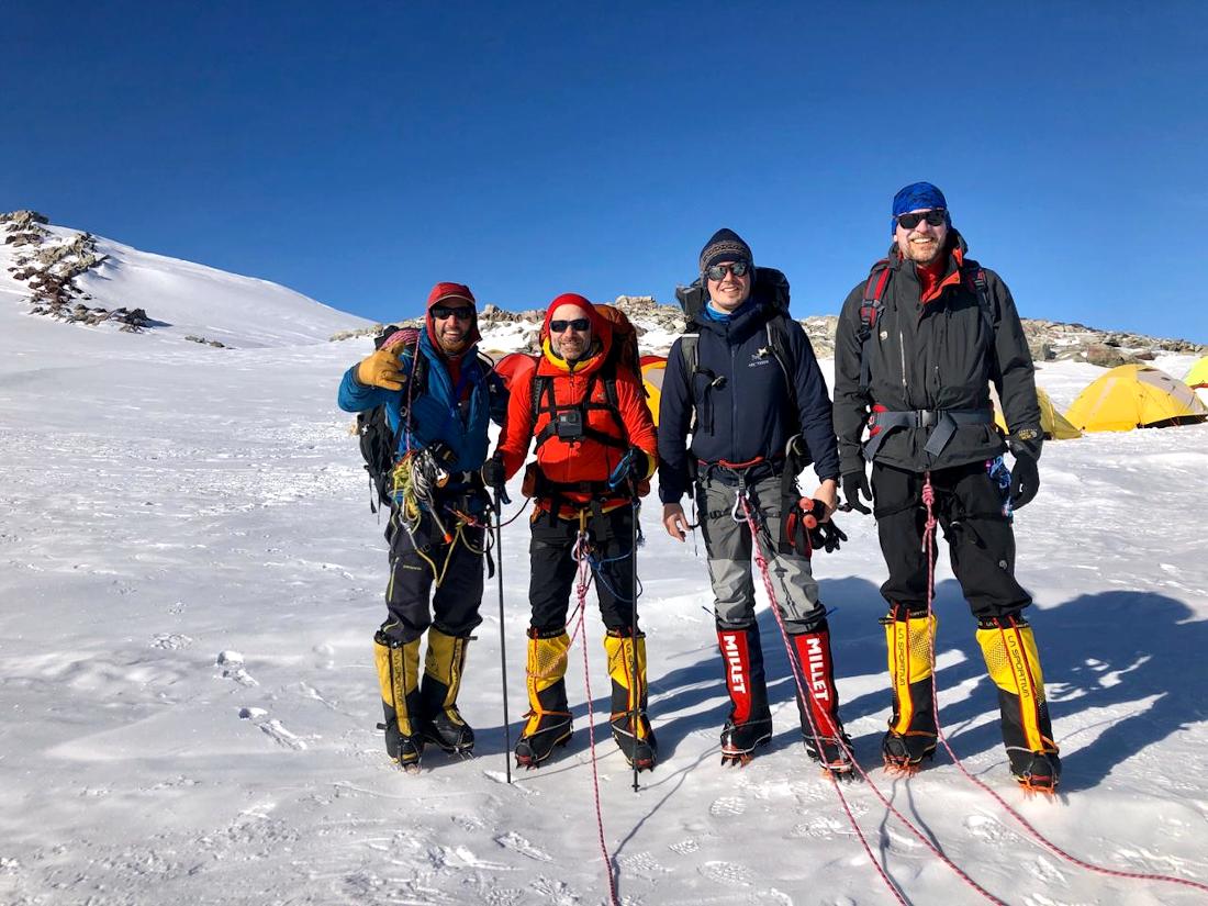 En Vinson es habitual progresar en forma encordada, por cuestiones de seguridad.