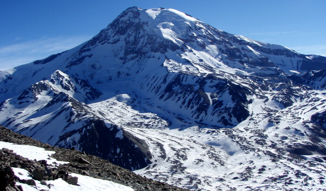 Volcán Tupungato, de 6.570 metros, cumbre limítrofe entre Argentina y Chile.