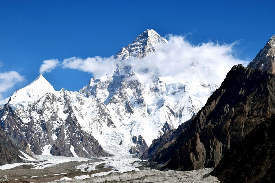 La cordillera Karakorum, en el Norte de Pakistán. En primer plano, majestuoso, K2. (Ph Amir Kahn)