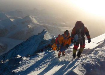 Nepal anuncia que habrá expediciones en otoño, pero hay dudas 