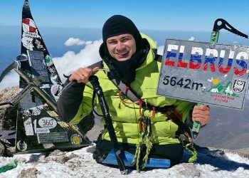 Un escalador ruso doblemente amputado hizo cumbre en el Elbrus