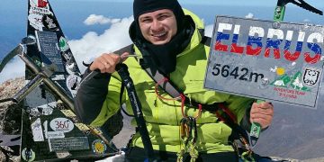 Un escalador ruso doblemente amputado hizo cumbre en el Elbrus