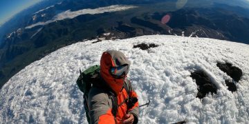 Solitario ascenso navideño al volcán Lanín y un descenso muy particular