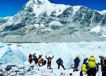 Record de permisos y el Covid-19 marcan la reapertura del Everest