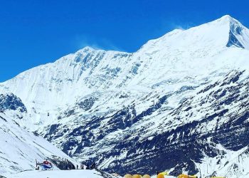 Dhaulagiri y Everest sobrepasados por evacuaciones y casos de Covid-19