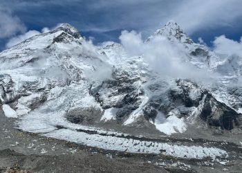 Suspenden expediciones por el brote de Covid-19 en el Everest