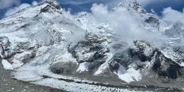 Suspenden expediciones por el brote de Covid-19 en el Everest