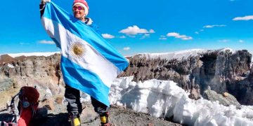 La andinista que asciende las montañas sagradas de Argentina