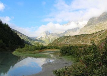 Encuentro al pie del monte Bianco en los Alpes italianos