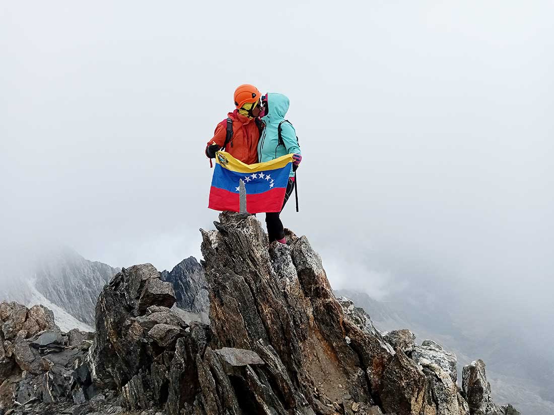El beso de cumbre, en el Pico La Concha, Edduin Sayago y su esposa, Idania Ibarra.