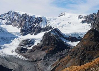 Cuerpo momificado en un glaciar de los Alpes suizos.