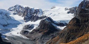 Cuerpo momificado en un glaciar de los Alpes suizos.
