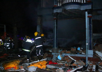 Explotaron cilindros de O2 en la empresa de Nimsdai en Katmandú: incendio y 3 muertos