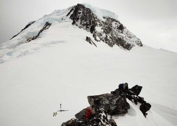 Intrépida incursión en esquíes al monte Bove, en la cordillera Darwin
