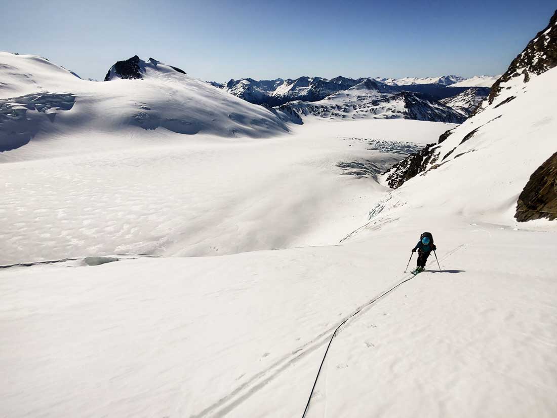 Etapa técnica con los esquíes en el glaciar Bove.