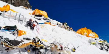 Un equipo científico afronta un enorme desafío medioambiental en el Everest