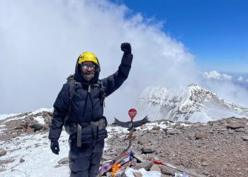 Cumbre en Aconcagua con indumentaria rellena de cabello humano