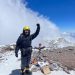 Cumbre en Aconcagua con indumentaria rellena de cabello humano
