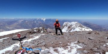 Matías Sergo subió y bajó Aconcagua por el glaciar de los Polacos en el día