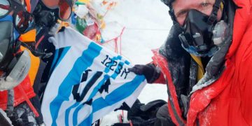 Montañistas argentinos conquistan Everest con la 10 de Messi