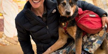 Lucy Barnard en caminata épica por la latitud de la Tierra