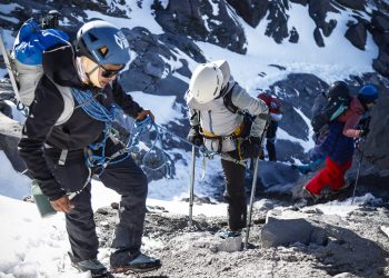 Supervivientes de cáncer de México y Francia ascienden el Pico de Orizaba