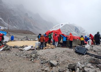 El viento casi vuela el domo-clínica del campo base de Aconcagua