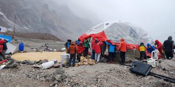 El viento casi vuela el domo-clínica del campo base de Aconcagua