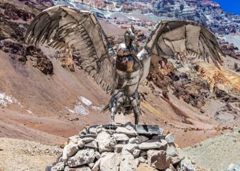 Un cóndor de hierro y chapa bendice a los soñadores de Aconcagua