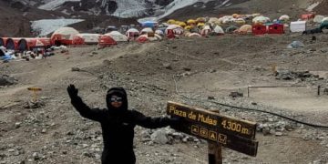 Ayaan, con solo 9 años va por la cima de Aconcagua