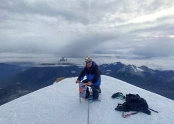 Llegaron a la cumbre del Huayna con un mensaje por la educación pública