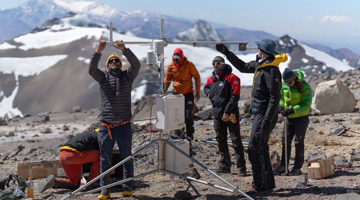 Los cinetíficos montan la estructura de una de las estaciones, en Nido de Cóndores. (Ph: Pablo Betancourt)