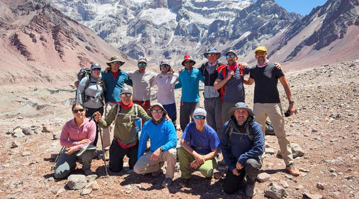 El grupo completo en el mirador de Plaza Francia, con la pared sur del Cerro Aconcagua de fondo. (Ph: Pablo Betancourt)